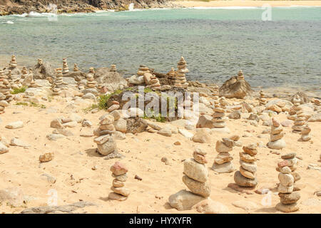 Round impilati mystic pietre poste a forma di piramide su un idilliaco litorale spagnolo Foto Stock