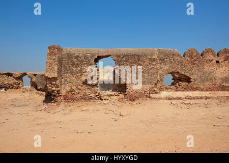 Lavori di restauro a bhatner fort sito storico del hanumangarh Rajasthan in India con una torre di acqua sotto un cielo blu chiaro Foto Stock