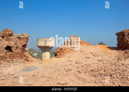 Il sito storico di Fort bhatner hanumangarh in Rajasthan in India con una vista di un water tower e la campagna circostante sotto un cielo blu chiaro Foto Stock