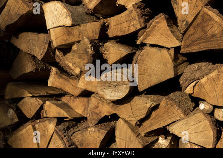 Dettaglio os un sacco di legna da ardere in legno - sfondo astratto. Rack esterno con legna da ardere logs. Foto Stock