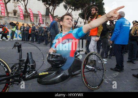 Roma, Italia - 2 Aprile, 2017: Alex Zanardi è il vincitore della mano bike race della XXIII edizione Maratona di Roma. Zanardi si prepara, poco prima della partenza. Foto Stock