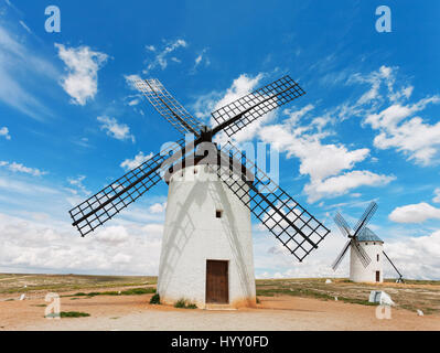 Mulini a vento medievali in Campo de Criptana, Castilla La Mancha, in Spagna. Foto Stock