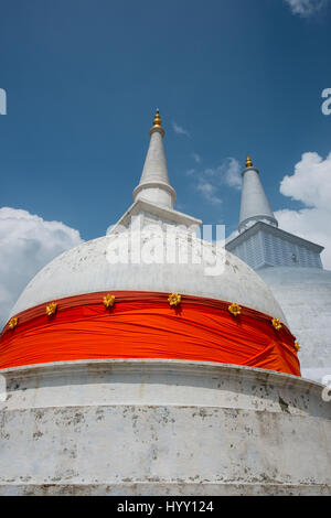 Sri Lanka, Anuradhapura. Ruwanwelisaya Stupa, sacro per i buddhisti di tutto il mondo. Chiamato anche Ruwanwelisaya dogoba, Mahathupa & Swarnamali Chaitya. Foto Stock