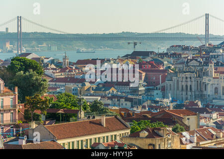 Vista panoramica nel tardo pomeriggio vista dal Miradouro da Graca a Lisbona, Portogallo, giugno-29-2016 Foto Stock