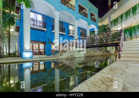 Vista su hotel di notte, Cancun, Messico Foto Stock