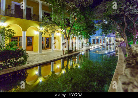 Vista su hotel di notte, Cancun, Messico Foto Stock