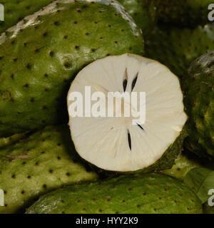 Jackfruit al mercato del sud-est asiatico Foto Stock