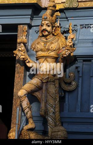 Pettah Colombo Sri Lanka nuovo Kathiresan Kovil tempio dedicato al dio della guerra Murugan Statua in entrata Foto Stock