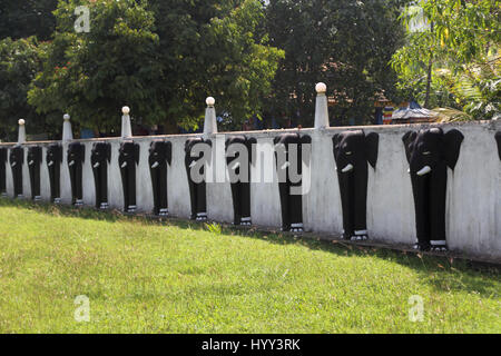 Roccia Aluviharaya tempio nella grotta ingresso Sri Lanka Matale District Kandy-Dambulla autostrada fila di elefanti intagliata nella parete Foto Stock