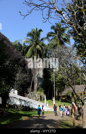 Aluviharaya grotta di roccia Tempio Sri Lanka Matale District Kandy-Dambulla autostrada visitatori dalle scale che portano al Buddista Internazionale Biblioteca e Museo Foto Stock