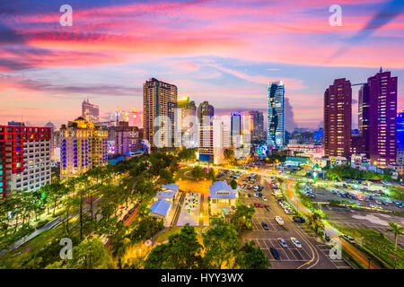 Taichung, Taiwan dello skyline della città al tramonto. Foto Stock