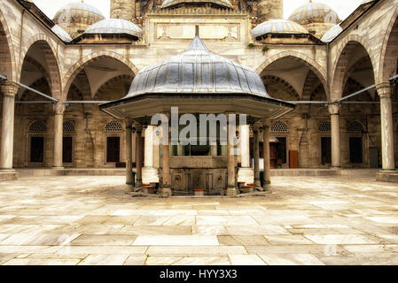 La Moschea Şehzade courtyard abluzione fontana, Istanbul, Turchia Foto Stock