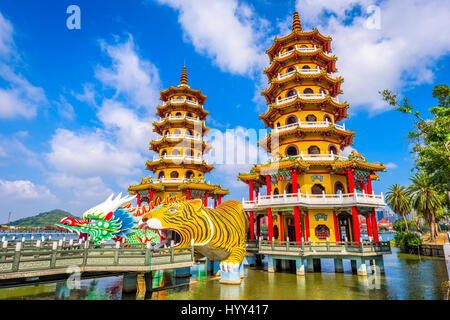 Kaohsiung, Taiwan Lotus Pond il drago e la Tigre pagode di notte. Foto Stock