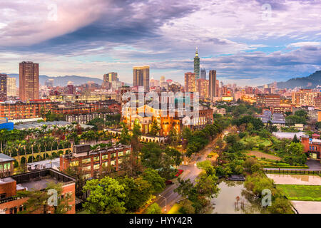 Taipei, Taiwan skyline su National Taiwan University. Foto Stock