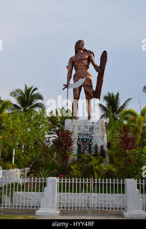 Un monumento di Lapu Lapu, la pre-coloniale capo di Mactan al Mactan santuario dell'isola di Mactan, Lapu-Lapu Cebu, Filippine, nel sud-est asiatico. Foto Stock