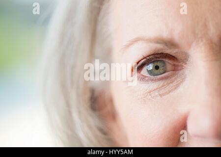 Senior donna sorridente, vicino. Foto Stock