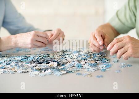 Coppia senior facendo un puzzle. Foto Stock