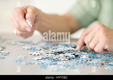 Senior uomo facendo un puzzle. Foto Stock