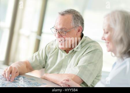 Coppia senior facendo un puzzle. Foto Stock