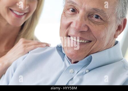 Senior l uomo e la donna matura sorridente verso la telecamera. Foto Stock