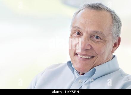 Senior uomo sorridente verso la telecamera. Foto Stock