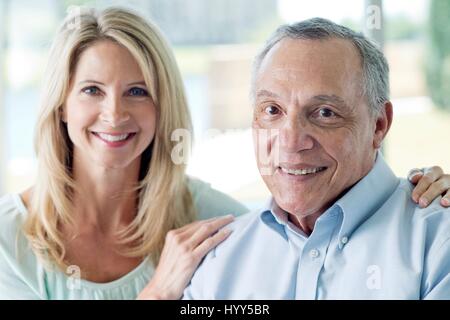 Senior l uomo e la donna matura sorridente verso la telecamera. Foto Stock