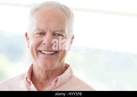 Senior uomo sorridente verso la telecamera. Foto Stock