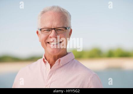 L'uomo anziano con gli occhiali in esterno, ritratto. Foto Stock