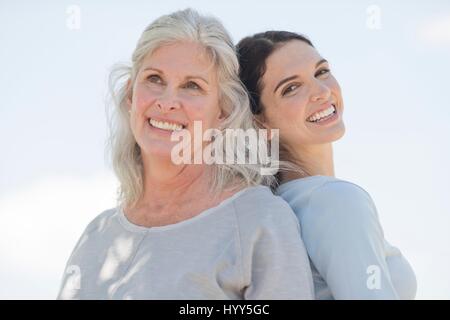 Senior donna con la figlia di sorridere alla telecamera, ritratto. Foto Stock