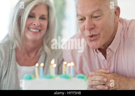Coppia senior con torta di compleanno. Foto Stock