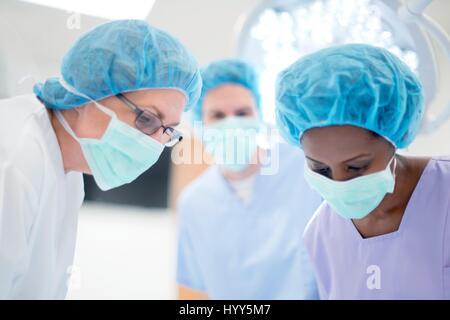 Femmina di chirurghi in sala operatoria. Foto Stock