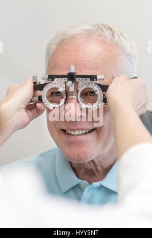 Senior Man aventi i suoi occhi testati. Foto Stock