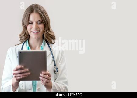 Medico donna azienda digitale compressa. Foto Stock