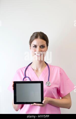 Infermiera femmina azienda digitale compressa. Foto Stock