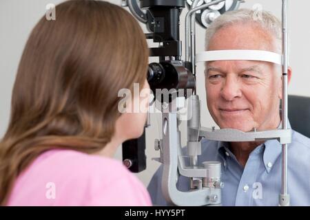 Femmina test ottico senior dell uomo alla vista. Foto Stock