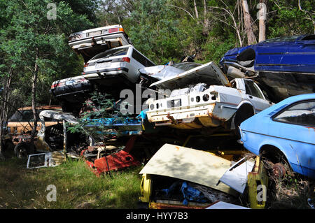 DERWENT VALLEY, AUSTRALIA: come una scena del mondo post-apocalittico in Mad Max arrugginire questi veicoli sono stati lasciati a marcire nel bush australiano. Il surreale video e immagini mostrano centinaia di vecchie autovetture, furgoni e camion impilati nella parte superiore di ogni altro nel bel mezzo del nulla come una scena di un post-apocalittico filmato. Altre riprese mostrano come i veicoli sono stati lasciati sparsi lungo quello che era una volta una vecchia strada, bloccando completamente fuori. Le immagini e i filmati sono stati presi a Derwent Valley, Tasmania dal romanziere australiano Angus Thornet (35) da Hobart. Foto Stock