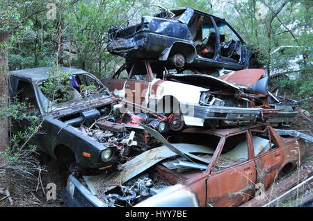 DERWENT VALLEY, AUSTRALIA: come una scena del mondo post-apocalittico in Mad Max arrugginire questi veicoli sono stati lasciati a marcire nel bush australiano. Il surreale video e immagini mostrano centinaia di vecchie autovetture, furgoni e camion impilati nella parte superiore di ogni altro nel bel mezzo del nulla come una scena di un post-apocalittico filmato. Altre riprese mostrano come i veicoli sono stati lasciati sparsi lungo quello che era una volta una vecchia strada, bloccando completamente fuori. Le immagini e i filmati sono stati presi a Derwent Valley, Tasmania dal romanziere australiano Angus Thornet (35) da Hobart. Foto Stock