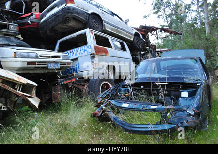 DERWENT VALLEY, AUSTRALIA: come una scena del mondo post-apocalittico in Mad Max arrugginire questi veicoli sono stati lasciati a marcire nel bush australiano. Il surreale video e immagini mostrano centinaia di vecchie autovetture, furgoni e camion impilati nella parte superiore di ogni altro nel bel mezzo del nulla come una scena di un post-apocalittico filmato. Altre riprese mostrano come i veicoli sono stati lasciati sparsi lungo quello che era una volta una vecchia strada, bloccando completamente fuori. Le immagini e i filmati sono stati presi a Derwent Valley, Tasmania dal romanziere australiano Angus Thornet (35) da Hobart. Foto Stock