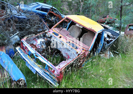 DERWENT VALLEY, AUSTRALIA: come una scena del mondo post-apocalittico in Mad Max arrugginire questi veicoli sono stati lasciati a marcire nel bush australiano. Il surreale video e immagini mostrano centinaia di vecchie autovetture, furgoni e camion impilati nella parte superiore di ogni altro nel bel mezzo del nulla come una scena di un post-apocalittico filmato. Altre riprese mostrano come i veicoli sono stati lasciati sparsi lungo quello che era una volta una vecchia strada, bloccando completamente fuori. Le immagini e i filmati sono stati presi a Derwent Valley, Tasmania dal romanziere australiano Angus Thornet (35) da Hobart. Foto Stock