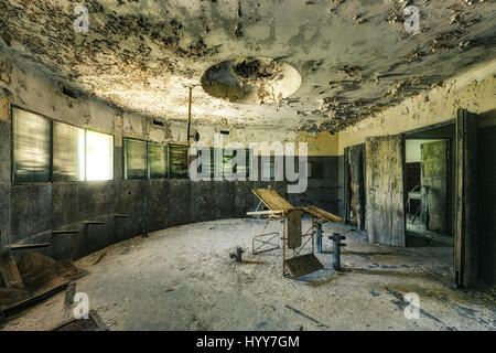 Immagini inquietanti d'Europa più spooky abbandonato gli ospedali mostrano solo come spaventosa di questi spumanti una volta a strutture mediche può essere. Il haunting riprese mostrano i letti dei pazienti avrebbe recuperato su come pure le tabelle e gli strumenti che sarebbero state utilizzate durante le operazioni di Grim. Peeling, sfald vernice e muri cadenti sono prevalenti in alcuni ospedali mentre gli altri guardano quasi intatta dal tempo. Il spooky le foto sono state scattate dal fotografo austriaco Stefan Baumann (35) da Vienna come egli ha viaggiato in tutta Europa. Foto Stock