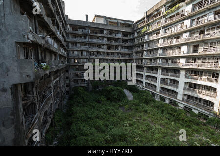 Giappone: EERIE immagini hanno rivelato la frantumazione rimane del disabitata giapponese isola di data mining che è stato presentato in James Bond film hit Skyfall. Il fantasma della foto mostrano fatiscenti alti edifici in cui lavoratori miniera una volta visse e riempito di acqua basi che sono sgranate di distanza. Altre riprese mostrano come famiglie hanno lasciato le loro cose dietro con i giocattoli per bambini e anche una televisione sparsi tra i detriti. Una immagine presa dal mare che circonda l'isola mostra che in condizioni di completa oscurità. La infestano le fotografie sono state prese a Hashima Isola, noto anche come corazzata Isola, Jap Foto Stock