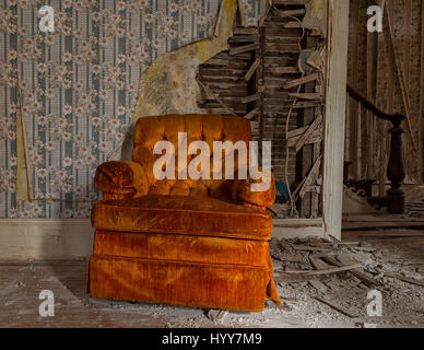 MARYLAND, USA: HAUNTING immagini hanno rivelato una volta lussuoso degli interni di un Maryland mansion che sono stati lasciati a marcire dopo i suoi ricchi proprietari spostato su. Da muri cadenti, sfald vernice e la carta da parati si stava staccando il mansion è un grido lontano dal suo ex self. In netto contrasto, alcune immagini mostrano camere da letto completamente con letti fatti e dipinti ancora prendendo l'orgoglio del luogo sopra il camino in una stanza. In una fotografia, una solitaria valigia si trova abbandonato in un decadente bay window. Il spooky le foto sono state scattate in un mansion in Maryland, Stati Uniti d'America dal Chief Creative Officer di Hal S. Edelson (52) da Philadel Foto Stock