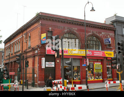 South Kentish Town stazione della metropolitana chiuso 1924. HAUNTING foto hanno rivelato i dimenticati da tempo abbandonato stazioni metropolitane di Londra che giacciono in profondità al di sotto della città. La lugubre immagini mostrano il vuoto polveroso Aldwych stazione della metropolitana, con la quale ha chiuso in 1994 ed è stato usato come un set cinematografico per diversi di alto profilo tra cui produzioni Sherlock, signor Selfridge e V per Vendetta. Altre riprese mostrano altre piattaforme in disuso e murate entrate per la ex stazione della metropolitana inclusa a Euston dove l'ingresso chiuso nel 1914 e i graffiti-placcati Shoreditch stazione che è chiuso nel 2006. T Foto Stock