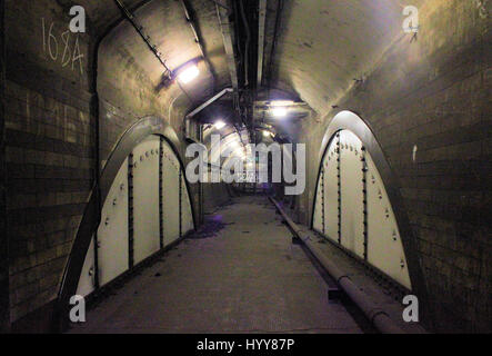 South Kentish Town stazione della metropolitana passerella sul N/linea B. HAUNTING foto hanno rivelato i dimenticati da tempo abbandonato stazioni metropolitane di Londra che giacciono in profondità al di sotto della città. La lugubre immagini mostrano il vuoto polveroso Aldwych stazione della metropolitana, con la quale ha chiuso in 1994 ed è stato usato come un set cinematografico per diversi di alto profilo tra cui produzioni Sherlock, signor Selfridge e V per Vendetta. Altre riprese mostrano altre piattaforme in disuso e murate entrate per la ex stazione della metropolitana inclusa a Euston dove l'ingresso chiuso nel 1914 e i graffiti-placcati Shoreditch stazione che clos Foto Stock