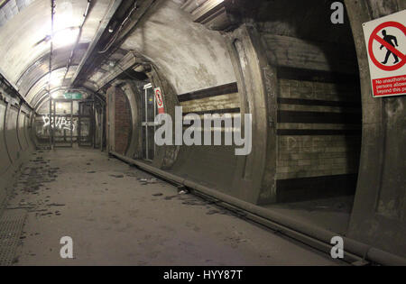 South Kentish Town stazione della metropolitana ex inferiore di atterraggio di sollevamento. HAUNTING foto hanno rivelato i dimenticati da tempo abbandonato stazioni metropolitane di Londra che giacciono in profondità al di sotto della città. La lugubre immagini mostrano il vuoto polveroso Aldwych stazione della metropolitana, con la quale ha chiuso in 1994 ed è stato usato come un set cinematografico per diversi di alto profilo tra cui produzioni Sherlock, signor Selfridge e V per Vendetta. Altre riprese mostrano altre piattaforme in disuso e murate entrate per la ex stazione della metropolitana inclusa a Euston dove l'ingresso chiuso nel 1914 e i graffiti-placcati Shoreditch stazione che clo Foto Stock