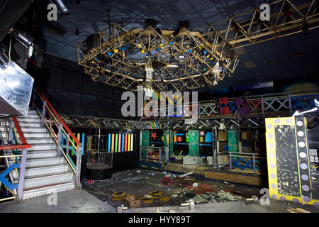 WHITEHAVEN, Regno Unito: HAUNTING foto hanno messo in luce i resti di quello che una volta era uno dei locali notturni di premiere NEL REGNO UNITO. La lugubre immagini mostrano il 80s decor che ornano le pareti e i soffitti cadenti con detriti sparsi in tutto il complesso. Altre riprese mostrano il 'fantasmi' del passato boogying tutta la notte sul deserto di pista da ballo dove centinaia di festaioli avrebbe goduto di se stessi. I fermagli sono state prese nel parco discoteca che ha chiuso a metà noughties di Whitehaven, Cumbria dal fotografo locale Dave Wilson (45) utilizzando una Canon 1D fotocamera. Foto Stock