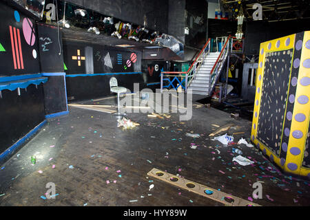 WHITEHAVEN, Regno Unito: HAUNTING foto hanno messo in luce i resti di quello che una volta era uno dei locali notturni di premiere NEL REGNO UNITO. La lugubre immagini mostrano il 80s decor che ornano le pareti e i soffitti cadenti con detriti sparsi in tutto il complesso. Altre riprese mostrano il 'fantasmi' del passato boogying tutta la notte sul deserto di pista da ballo dove centinaia di festaioli avrebbe goduto di se stessi. I fermagli sono state prese nel parco discoteca che ha chiuso a metà noughties di Whitehaven, Cumbria dal fotografo locale Dave Wilson (45) utilizzando una Canon 1D fotocamera. Foto Stock