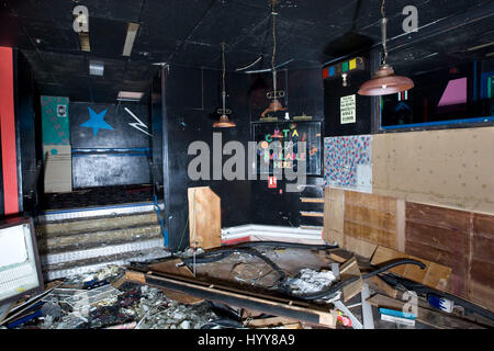 WHITEHAVEN, Regno Unito: HAUNTING foto hanno messo in luce i resti di quello che una volta era uno dei locali notturni di premiere NEL REGNO UNITO. La lugubre immagini mostrano il 80s decor che ornano le pareti e i soffitti cadenti con detriti sparsi in tutto il complesso. Altre riprese mostrano il 'fantasmi' del passato boogying tutta la notte sul deserto di pista da ballo dove centinaia di festaioli avrebbe goduto di se stessi. I fermagli sono state prese nel parco discoteca che ha chiuso a metà noughties di Whitehaven, Cumbria dal fotografo locale Dave Wilson (45) utilizzando una Canon 1D fotocamera. Foto Stock