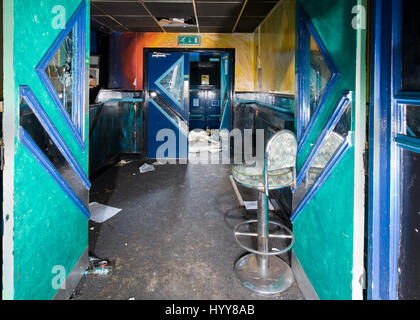 WHITEHAVEN, Regno Unito: HAUNTING foto hanno messo in luce i resti di quello che una volta era uno dei locali notturni di premiere NEL REGNO UNITO. La lugubre immagini mostrano il 80s decor che ornano le pareti e i soffitti cadenti con detriti sparsi in tutto il complesso. Altre riprese mostrano il 'fantasmi' del passato boogying tutta la notte sul deserto di pista da ballo dove centinaia di festaioli avrebbe goduto di se stessi. I fermagli sono state prese nel parco discoteca che ha chiuso a metà noughties di Whitehaven, Cumbria dal fotografo locale Dave Wilson (45) utilizzando una Canon 1D fotocamera. Foto Stock