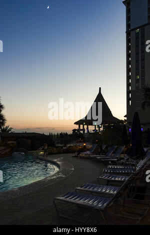 Sera intorno alla zona della piscina del resort Holiday Inn presso la spiaggia di Pensacola, Florida Foto Stock